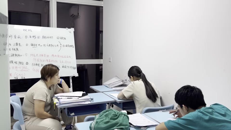 小学成绩“跟不上”？别慌！选对辅导班，孩子轻松当“学